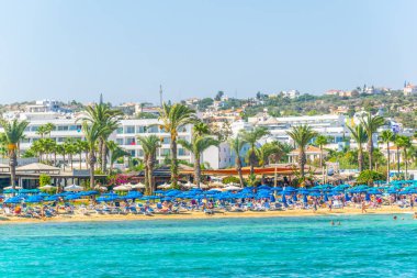 Agia Napa, Kıbrıs, 30 Ağustos 2017: İnsanlar güneşli bir gün Agia Napa, Cypru adlı bir plajda tadını çıkarıyor