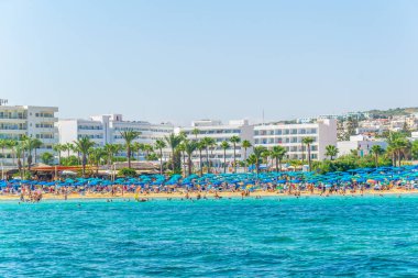 Agia Napa, Kıbrıs, 30 Ağustos 2017: İnsanlar güneşli bir gün Agia Napa, Cypru adlı bir plajda tadını çıkarıyor
