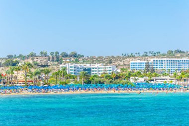 Agia Napa, Kıbrıs, 30 Ağustos 2017: İnsanlar güneşli bir gün Agia Napa, Cypru adlı bir plajda tadını çıkarıyor