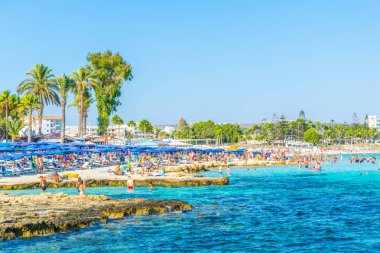 Agia Napa, Kıbrıs, 30 Ağustos 2017: İnsanlar güneşli bir gün Agia Napa, Cypru adlı bir plajda tadını çıkarıyor