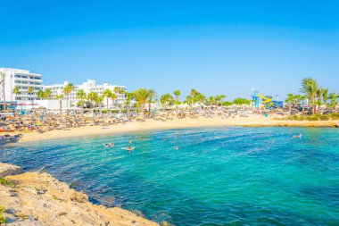 Agia Napa, Kıbrıs, 30 Ağustos 2017: İnsanlar güneşli bir gün Agia Napa, Cypru adlı bir plajda tadını çıkarıyor