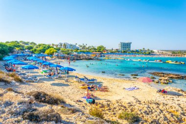 Agia Napa, Kıbrıs, 30 Ağustos 2017: İnsanlar güneşli bir gün Agia Napa, Cypru adlı bir plajda tadını çıkarıyor