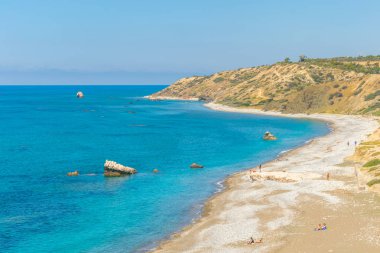 Pafos, Kıbrıs, 7 Nisan 2018: İnsanlar Petra tou Romiou, güneşli bir gün ne yazık ki Cypru kayaya Aphordite'nın tadını çıkarıyor