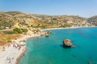 Pafos, Kıbrıs, 7 Nisan 2018: İnsanlar Petra tou Romiou, güneşli bir gün ne yazık ki Cypru kayaya Aphordite'nın tadını çıkarıyor