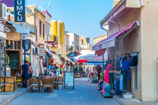 Famagusta, Kıbrıs, 28 Ağustos 2017: İnsanlar Cypru Gazimağusa merkezi Istiklal Caddesi ile gezinme