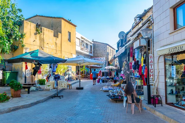 Famagusta Zypern August 2017 Menschen Schlendern Durch Die Istiklal Straße — Stockfoto