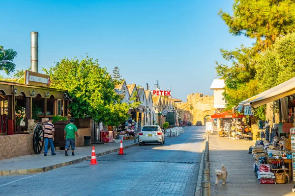 Famagusta, Kıbrıs, 28 Ağustos 2017: İnsanlar Cypru Gazimağusa merkezi Istiklal Caddesi ile gezinme