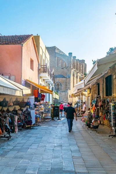 Famagusta Chipre Agosto 2017 Pessoas Estão Passeando Pela Rua Istiklal — Fotografia de Stock