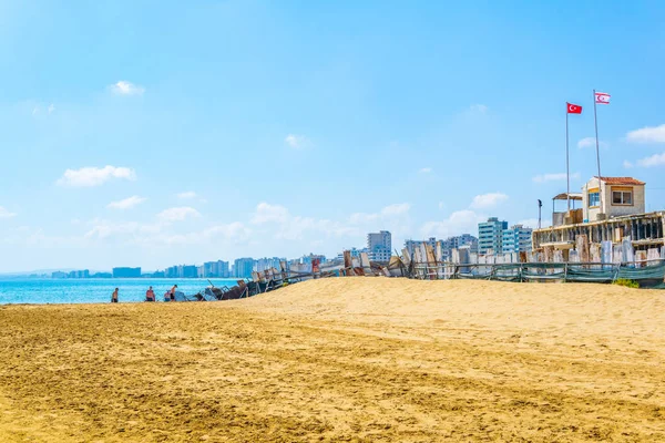 Famagusta, Kıbrıs, 29 Ağustos 2017: İnsanlar güneşli bir gün Varosia Gazimağusa İlçesi, Cypru önünde bir plajda tadını çıkarıyor