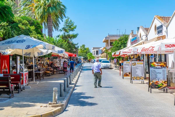 Famagusta Cypern Augusti 2017 Människor Strosat Omkring Lima Yolu Street — Stockfoto