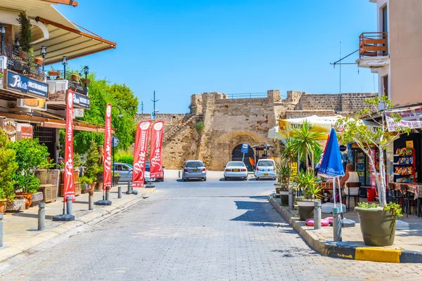 ファマグスタ キプロス 2017 はファマグスタのセンター Cypru のリマ Yolu 通りを散歩します — ストック写真