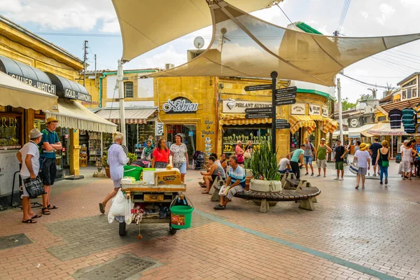 Lefkosa Chipre Agosto 2017 Paradas Turísticas Rodeando Una Calle Estrecha — Foto de Stock
