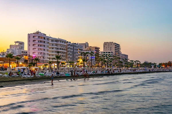Larnaka, Cyprus, 29 Ağustos 2017: Günbatımı üzerinde Larnaka, Cypru