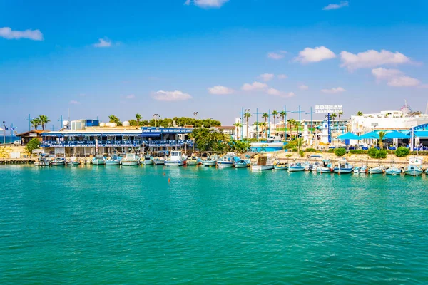 Agia Napa, Kıbrıs, 30 Ağustos 2017: İnsanlar güneşli bir gün Agia Napa, Cypru adlı bir plajda tadını çıkarıyor