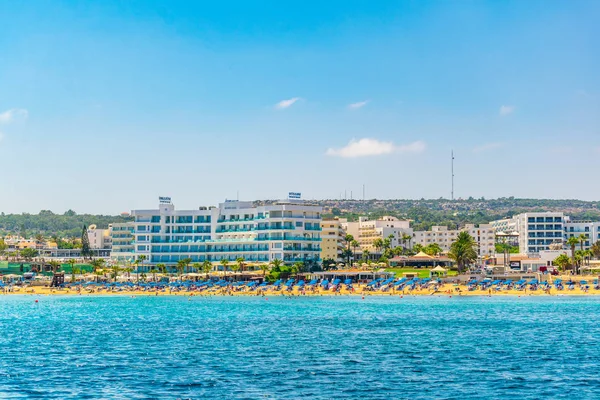 Pernera, Kıbrıs, 30 Ağustos 2017: İnsanlar güneşli bir gün, Pernera, sunrise plajda Cypru tadını çıkarıyor