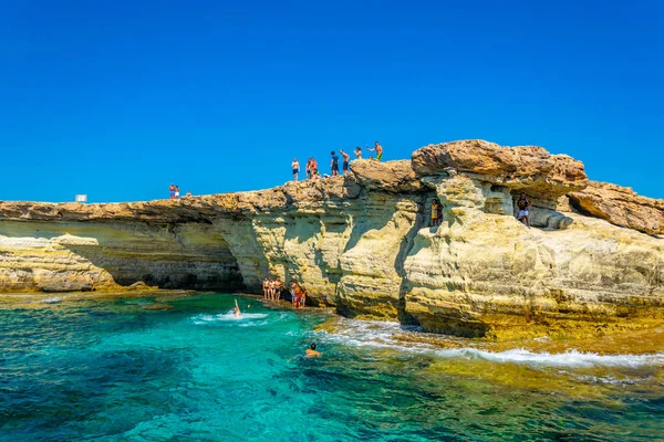 Agia Napa, Kıbrıs, 30 Ağustos 2017: Turistler Akdeniz deniz mağaraları üzerinden atlama vardır greco içinde Güney-Doğu cypru kap