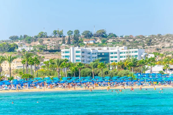 Agia Napa, Kıbrıs, 30 Ağustos 2017: İnsanlar güneşli bir gün Agia Napa, Cypru adlı bir plajda tadını çıkarıyor