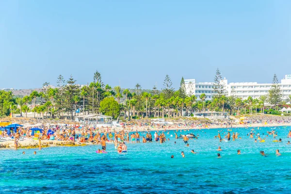 Agia Napa, Kıbrıs, 30 Ağustos 2017: İnsanlar güneşli bir gün Agia Napa, Cypru adlı bir plajda tadını çıkarıyor