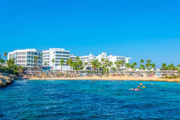 Agia Napa, Kıbrıs, 30 Ağustos 2017: İnsanlar güneşli bir gün Agia Napa, Cypru adlı bir plajda tadını çıkarıyor