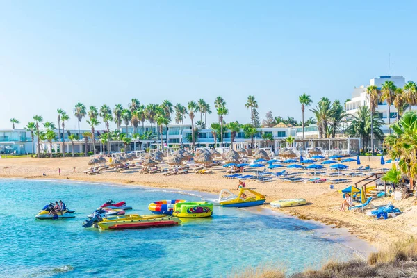 Agia Napa, Kıbrıs, 30 Ağustos 2017: İnsanlar güneşli bir gün Agia Napa, Cypru adlı bir plajda tadını çıkarıyor