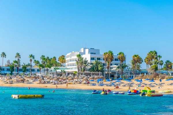 Agia Napa, Kıbrıs, 30 Ağustos 2017: İnsanlar güneşli bir gün Agia Napa, Cypru adlı bir plajda tadını çıkarıyor