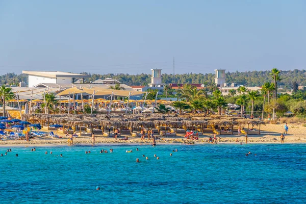 Agia Napa, Kıbrıs, 30 Ağustos 2017: İnsanlar güneşli bir gün Agia Napa, Cypru adlı bir plajda tadını çıkarıyor