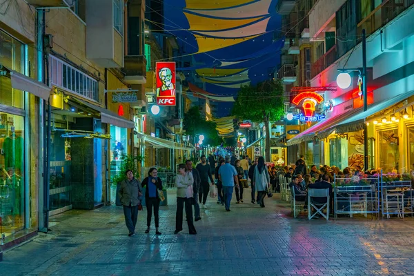 Lefkoşa, Kıbrıs, 8 Nisan 2018: Gece görünümü yaya merkezi nerede turist akşam sıcak bir yaz günü, Cypru sonra rahatlatıcı keyfini Lefkoşa
