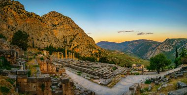 Antik Delphi, Greec Apollon Tapınağı kalıntıları gün batımı görünümü