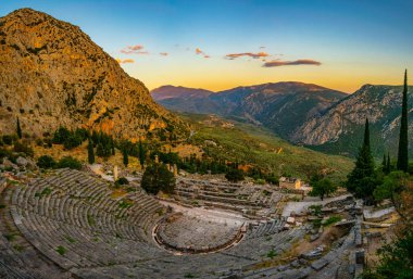 Antik Delphi, Greec Tiyatrosu kalıntıları gün batımı görünümü