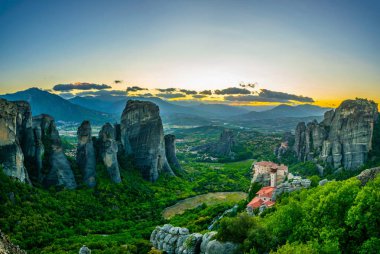 Günbatımı üzerinde Meteora Greec içinde