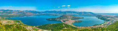 Yunan şehrin havadan görünümü Kastoria ORESTIADA lak tarafından çevrili.