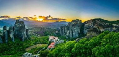 Günbatımı üzerinde Meteora Greec içinde