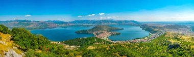 Yunan şehrin havadan görünümü Kastoria ORESTIADA lak tarafından çevrili.
