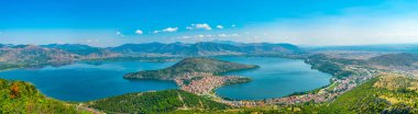 Yunan şehrin havadan görünümü Kastoria ORESTIADA lak tarafından çevrili.