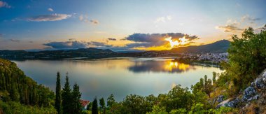 Günbatımı kastoria, Greec üzerinde