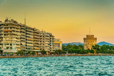 Selanik'in merkezinde, Greec beyaz kulenin gün batımı görünümü