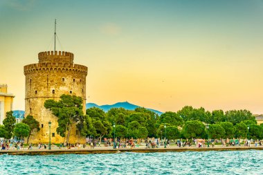 Selanik'in merkezinde, Greec beyaz kulenin gün batımı görünümü