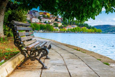 Bir ahşap Bank, Kastoria, Greec sahildeki