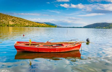 Göl ORESTIADA/kastoria Greec içinde yalnız bir teknede