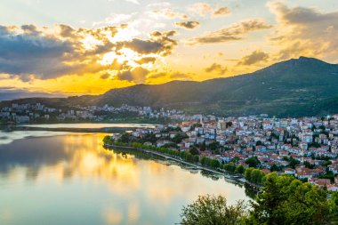 Günbatımı kastoria, Greec üzerinde
