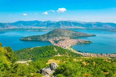 Yunan şehrin havadan görünümü Kastoria ORESTIADA lak tarafından çevrili.