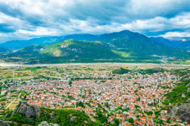 Greec Kalambaka köyünün havadan görünümü