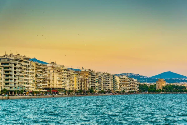 Selanik'in merkezinde, Greec beyaz kulenin gün batımı görünümü