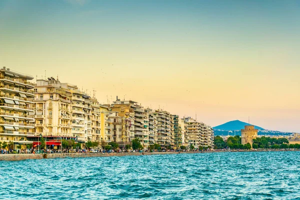 Selanik'in merkezinde, Greec beyaz kulenin gün batımı görünümü