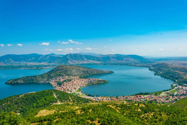 Luftaufnahme Der Griechischen Stadt Kastoria Umgeben Von Orestiada Lak — Stockfoto
