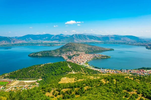 Luftaufnahme Der Griechischen Stadt Kastoria Umgeben Von Orestiada Lak — Stockfoto