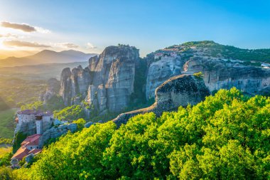 Günbatımı üzerinde Meteora Greec içinde