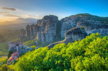 Günbatımı üzerinde Meteora Greec içinde