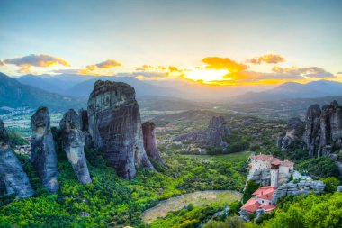 Manastır Roussanou ve Saint Nicholas Anapavsa, Meteora, Greec üzerinden günbatımı