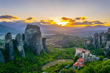 Manastır Roussanou ve Saint Nicholas Anapavsa, Meteora, Greec üzerinden günbatımı